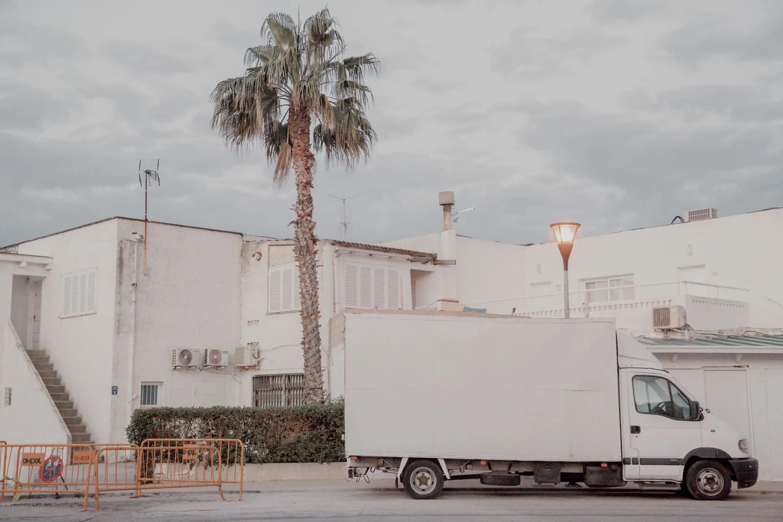 Camion de déménagement devant un immeuble à Clermont-Ferrand en Auvergne