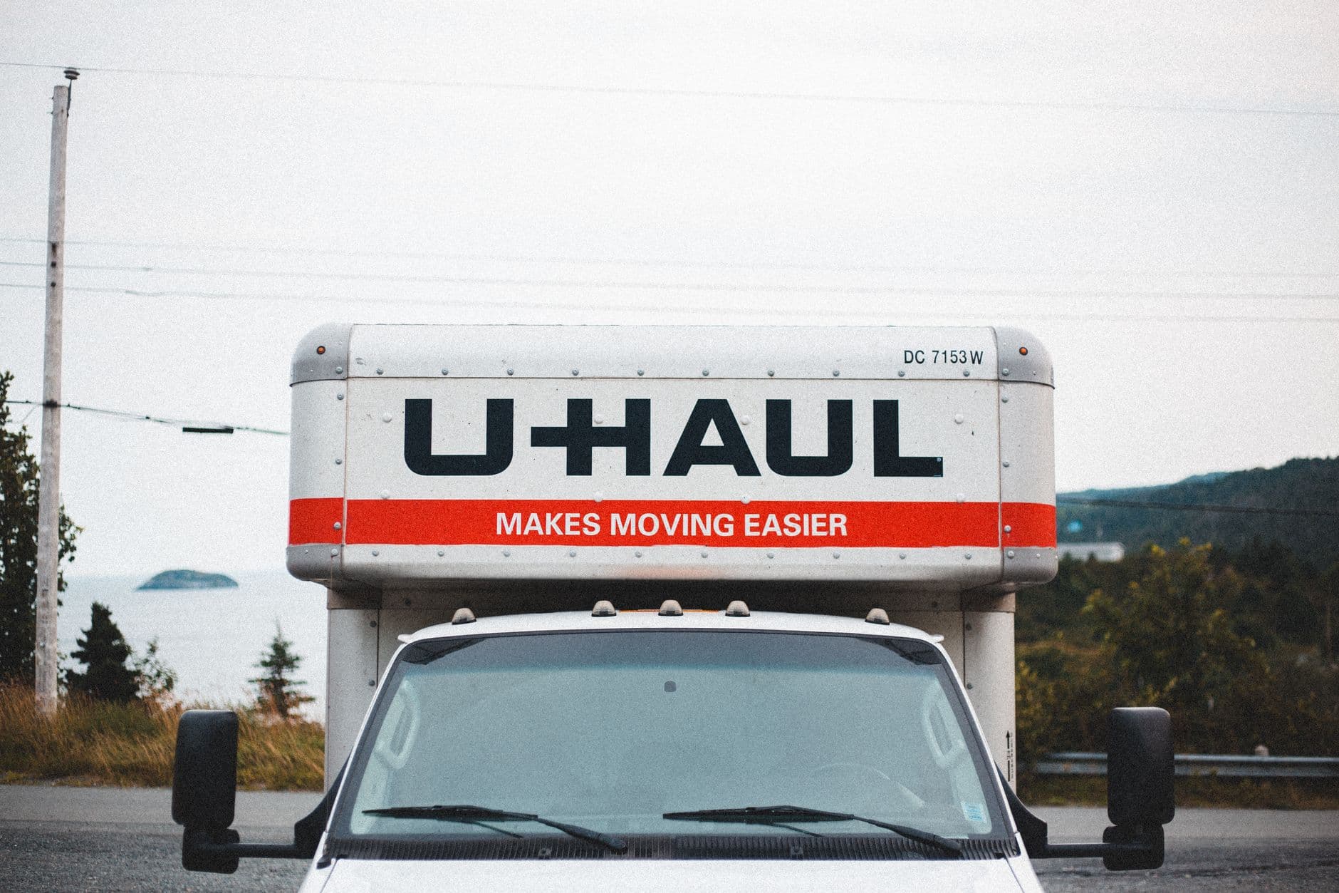 Cartons de déménagement empilés sur un camion, journée ensoleillée