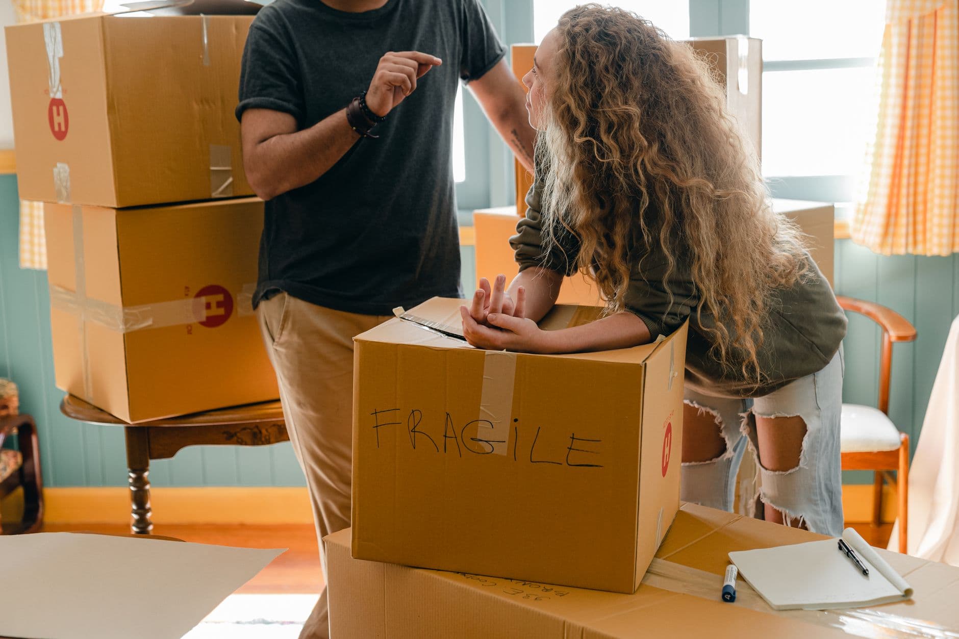 Cartons de déménagement dans un appartement vide prêt à être chargé