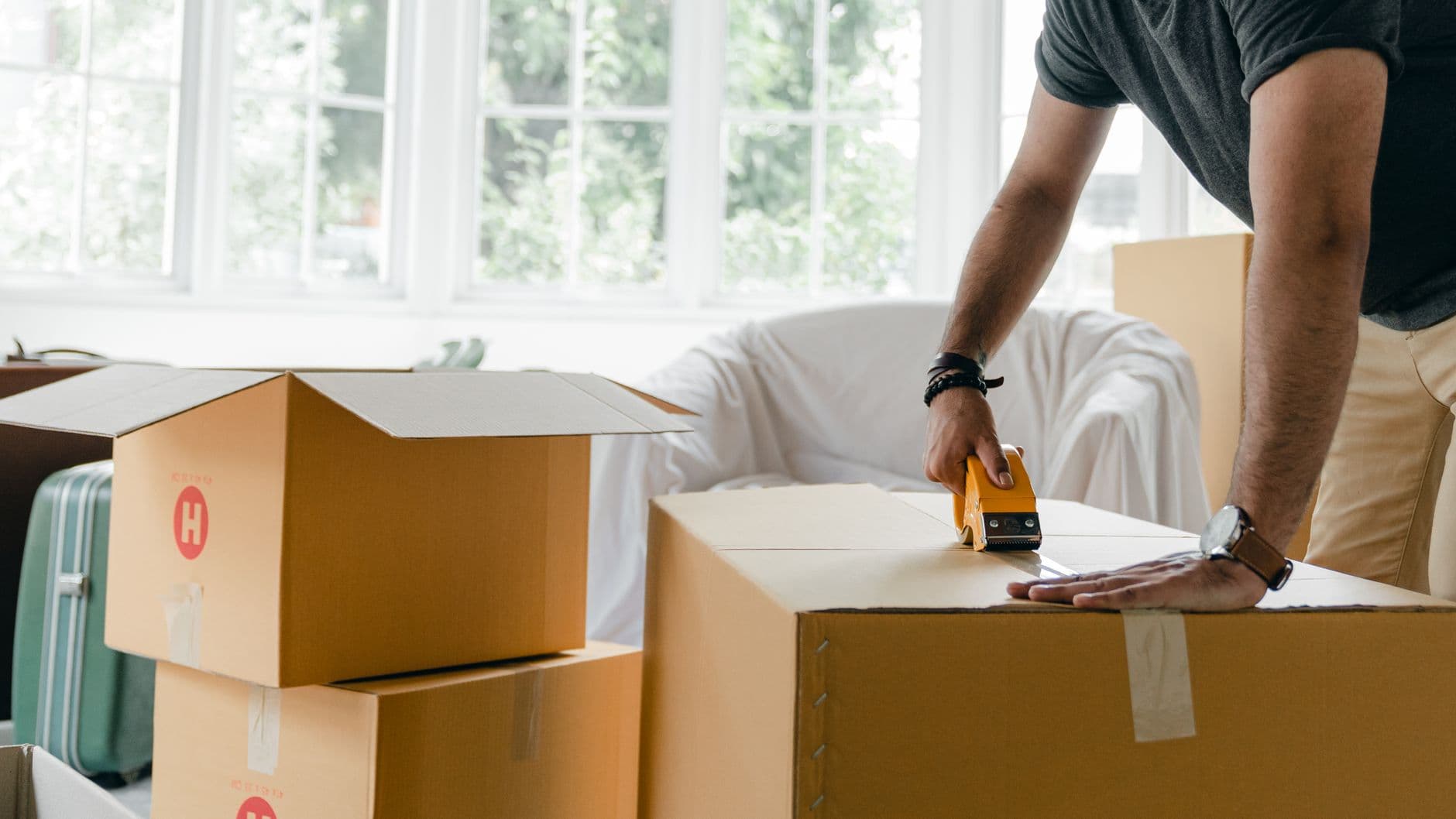 Cartons de déménagement soigneusement emballés dans un appartement vide lumineux