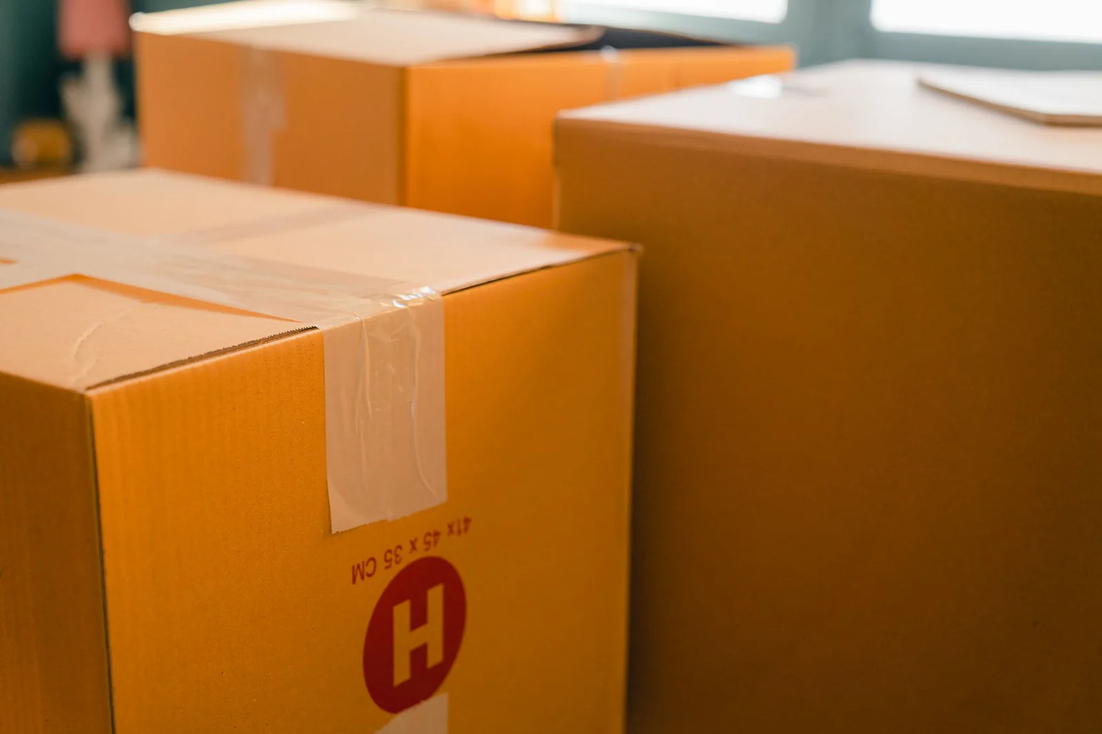 Cartons de déménagement empilés devant un camion blanc en Île-de-France