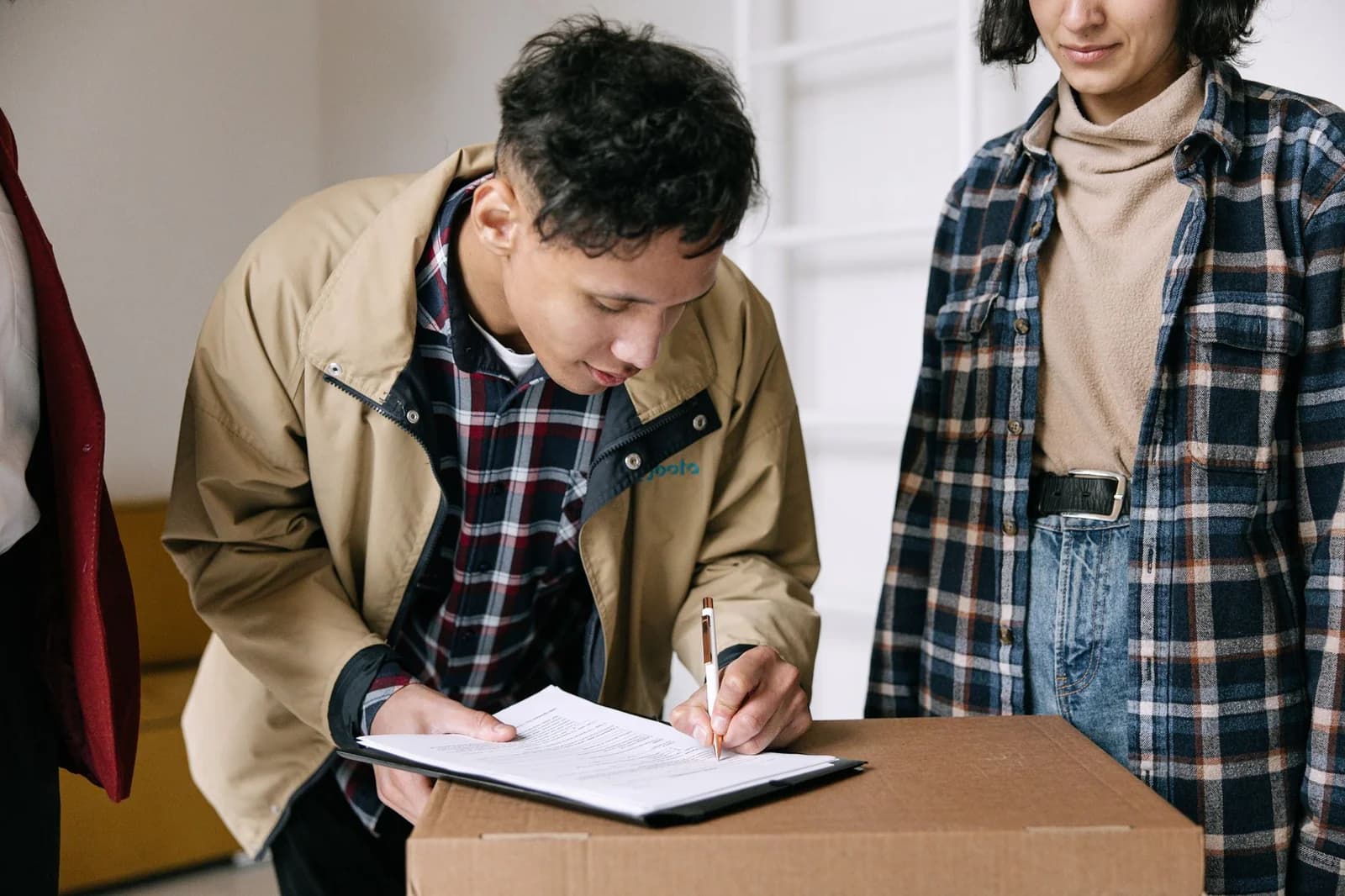 Couple examinant un devis de déménagement au milieu de cartons