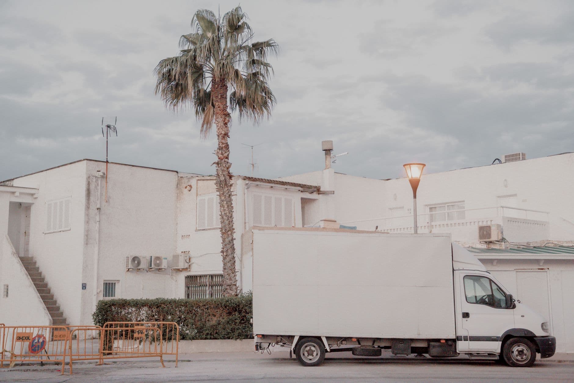 Camion de déménagement devant un immeuble parisien